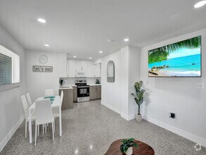 Building Photo - 906 N Riverside Dr