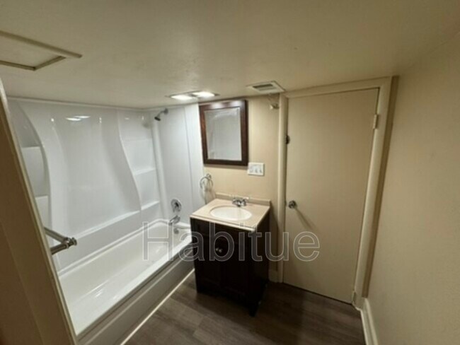 Building Photo - 1302 W Hays St