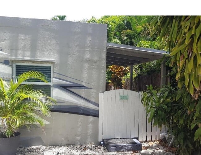 Foto del edificio - 533 NE 68th St
