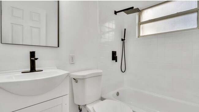 Building Photo - 4/2 ST Pete Home Available Now