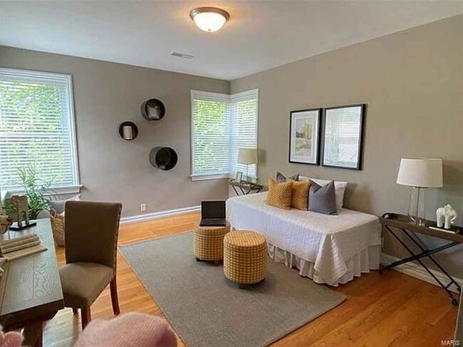 Room2 - 7333 Amherst Ave