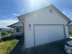 Building Photo - 242 Umpqua View Dr