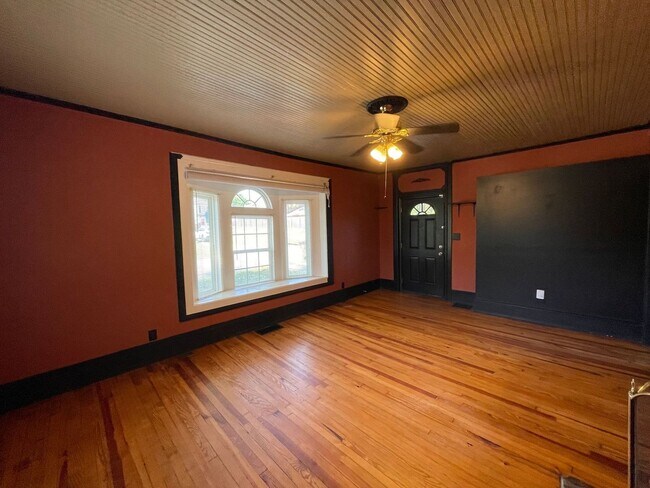 Building Photo - 4 bedroom 2 bathroom pet friendly house!