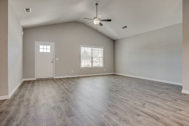 Building Photo - One-Level Home w/Privacy Fenced Backyard f...
