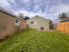 Building Photo - 1869 Bauer Rd
