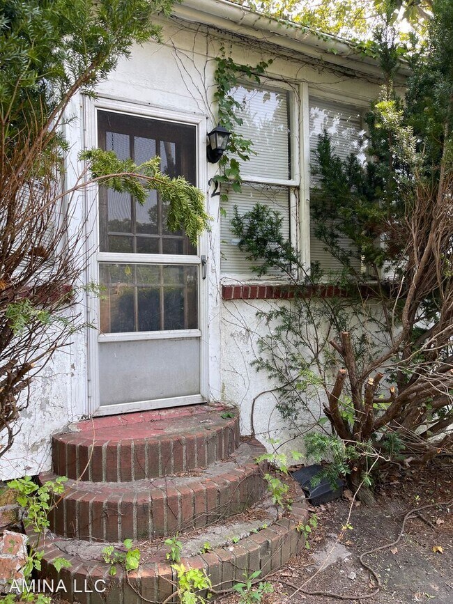 Building Photo - 5 br, 1.5 bath House - 2 Backus St