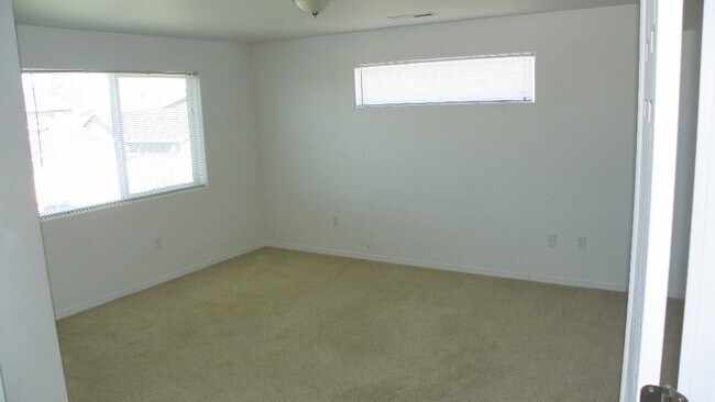 Foto del edificio - SW Bend House Near the Old Mill District, 4 Bdrms, 2.5 baths, A/C, Office/den, Dbl. Garage