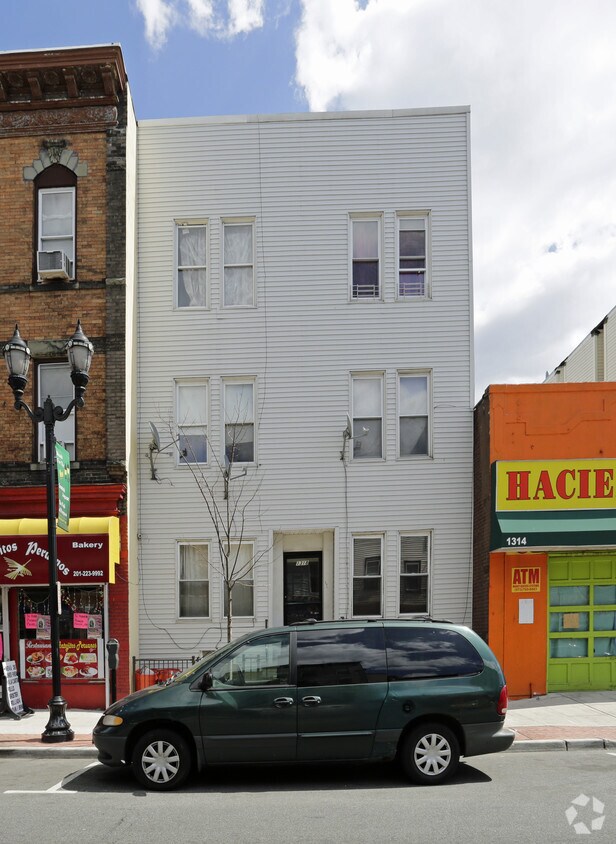 Building Photo - 1318 Summit Ave