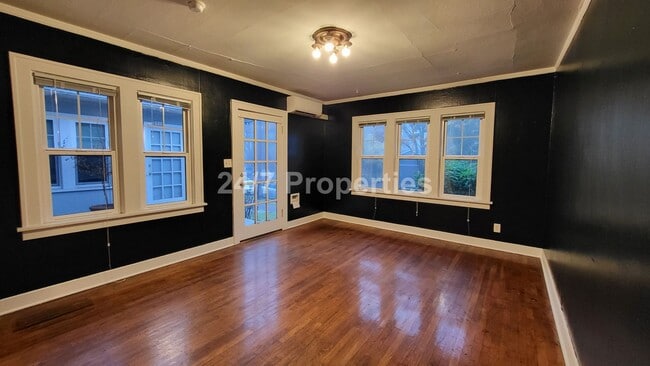 Building Photo - Large 1BD I 1BA Unit - Hawthorne Belmont!