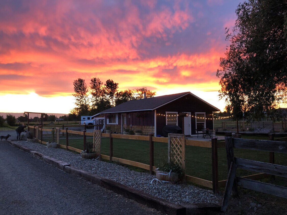 Primary Photo - Country Cottage for Lease on 1.42 Acres