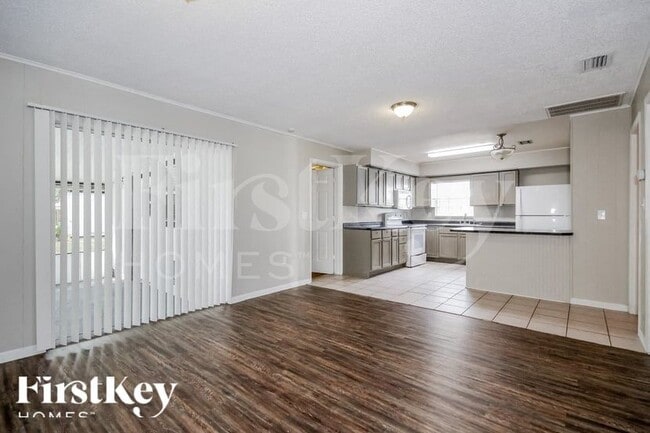 Building Photo - 1334 Grace St N