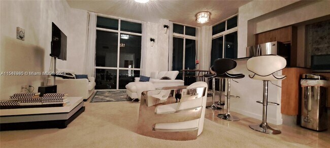 Foto del edificio - 7900 Harbor Island Dr