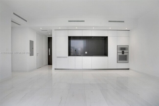 Building Photo - 300 Biscayne Blvd Way
