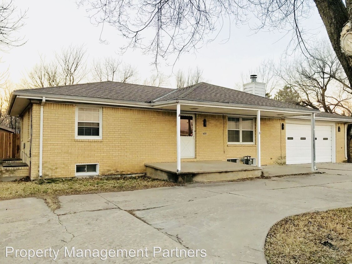Primary Photo - 4 br, 2 bath House - 605 N Andover Rd