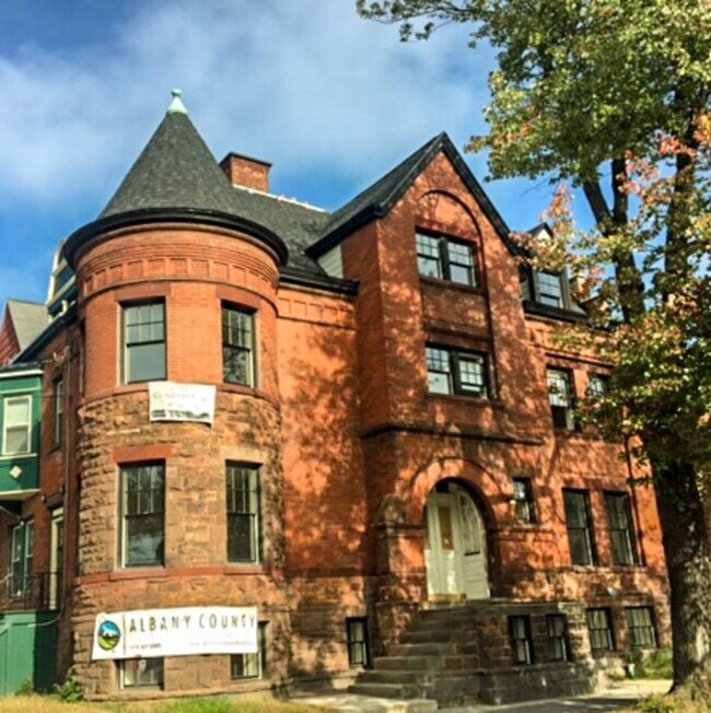 ¡Preciosa casa de piedra rojiza recién renovada! - 2 Judson St