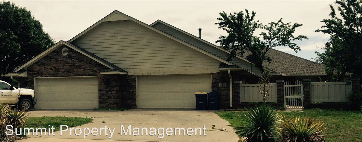 Primary Photo - 515-517 E Rogers Dr