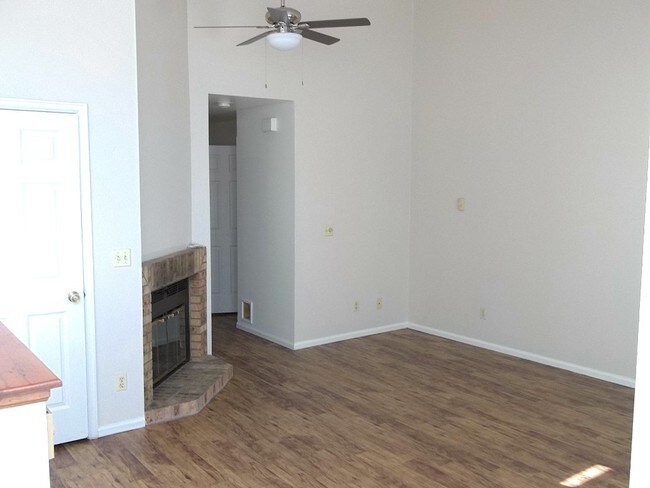 Building Photo - 3737 Landings Dr