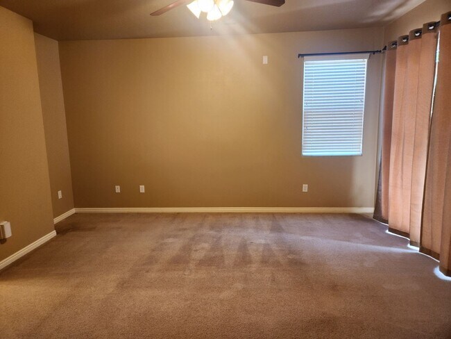 Building Photo - Sweet Coral Canyon 3/2 with garage and pri...