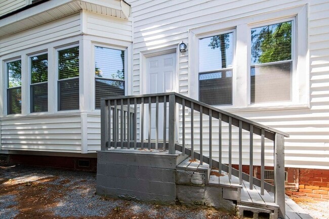 Building Photo - Beautiful Historic Cottage Style Home