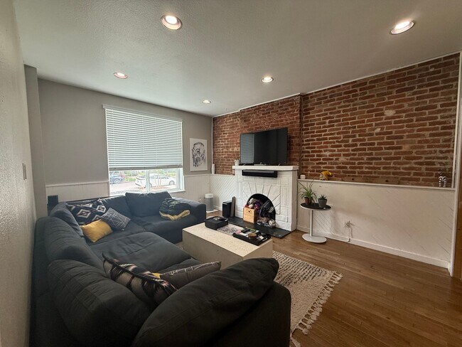 Building Photo - Modern 3-Bedroom Retreat in the Heart of C...