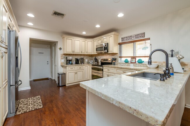 Foto del edificio - 735 NE 6th St