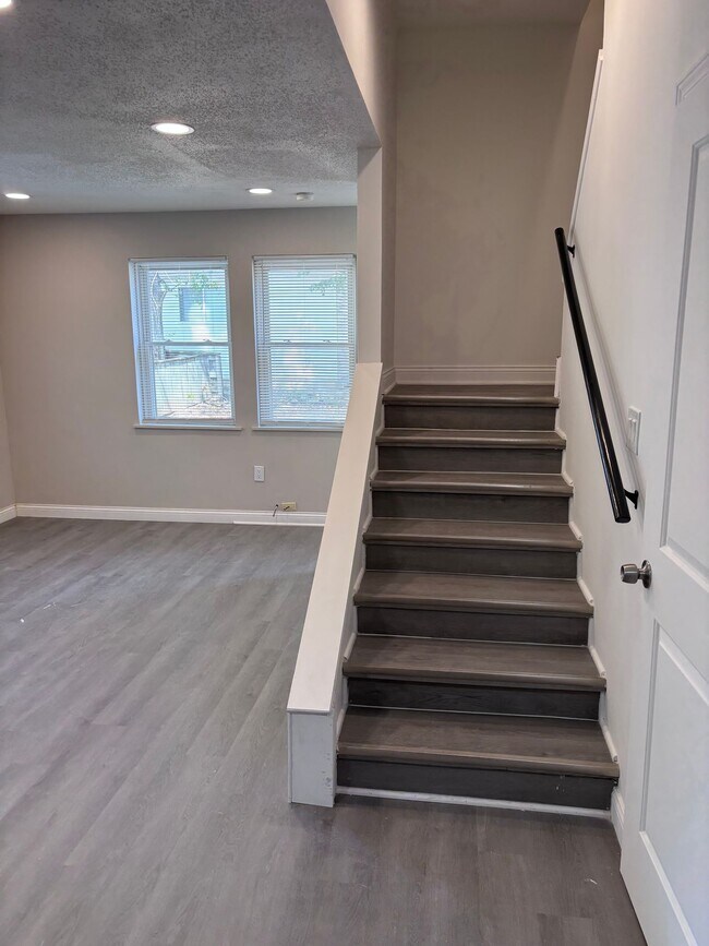 Building Photo - Newly Renovated 2 Bed 1.5 Bath