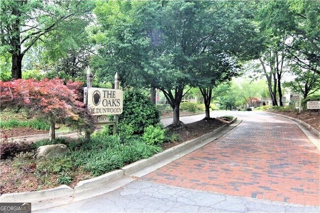 Foto del edificio - 911 Hollyfax Cir NE