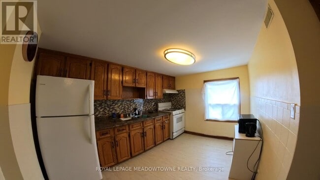 Building Photo - 492 Dufferin St