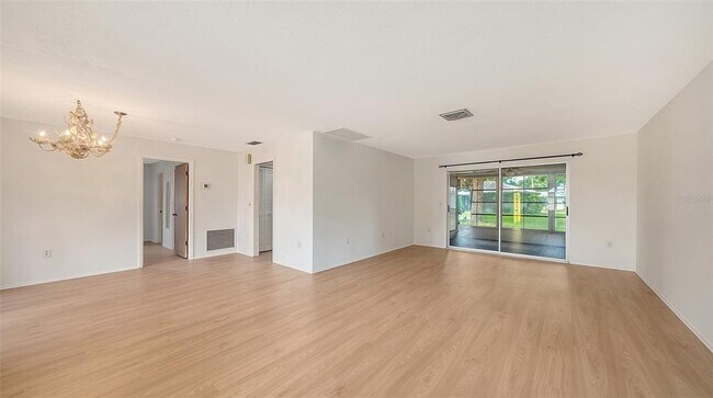 Foto del edificio - 515 Rousseau Dr