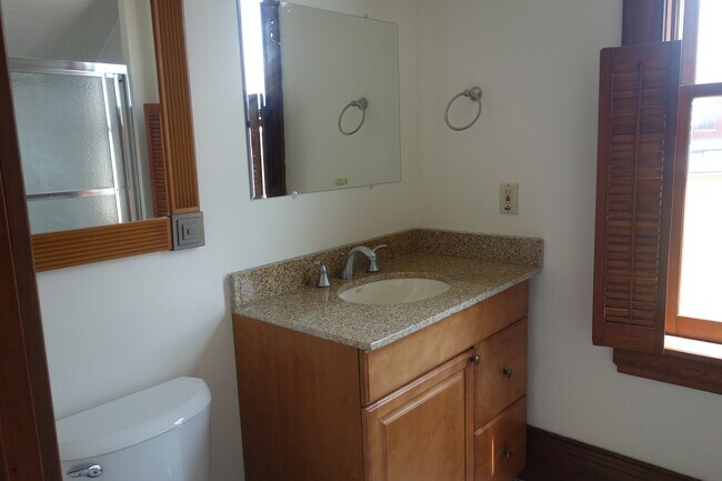 Third floor full bathroom. - 216 Kentucky Ave