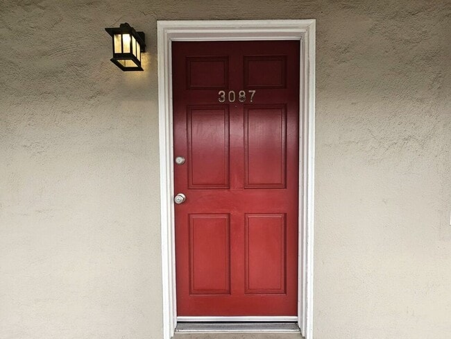 Building Photo - Updated Top Floor 2 Bedroom/1 Bathroom Apa...