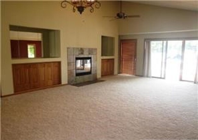 Building Photo - Gorgeous 3 Bedroom for Rent on Lake Minnet...