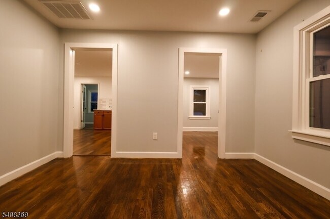 Foto del edificio - 655 E Passaic Ave