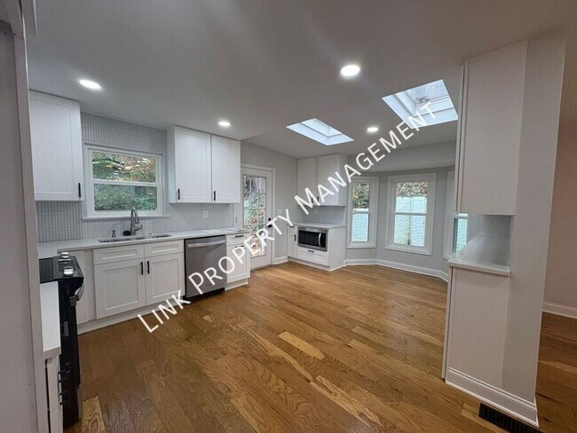 Foto del edificio - JUST REDUCE!  Sophisticated Tri-Level Home in Stuart Heights — Modern Comfort & Timeless Charming...