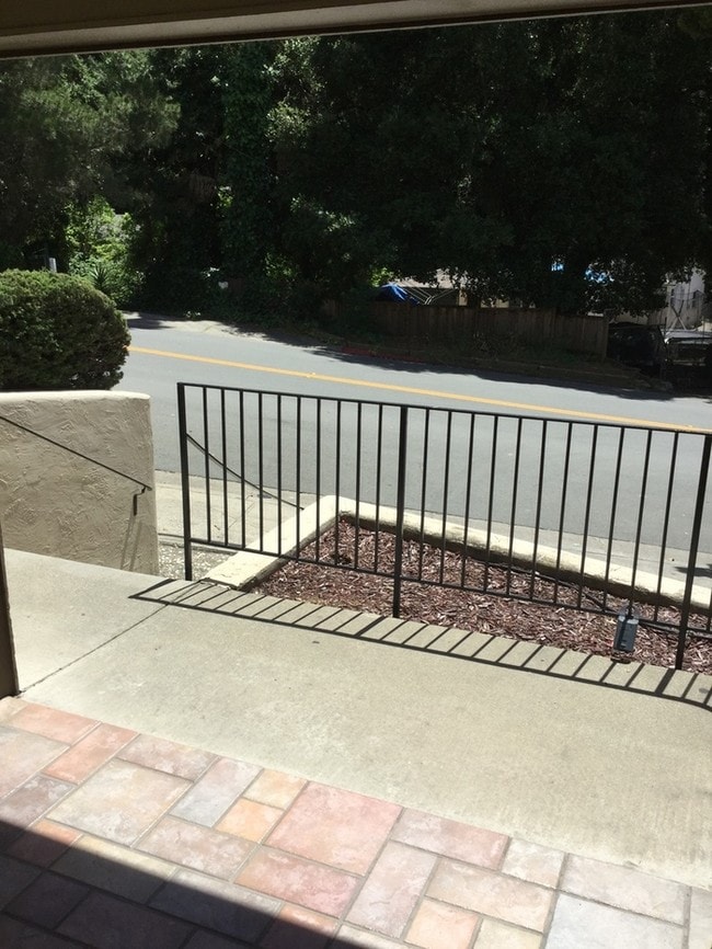 Building Photo - Great Penthouse condo with a view