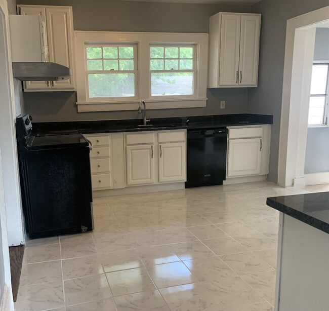 Building Photo - Spacious Five Bedroom Home!