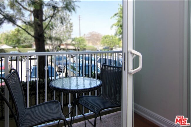 Building Photo - 2027 Beloit Ave