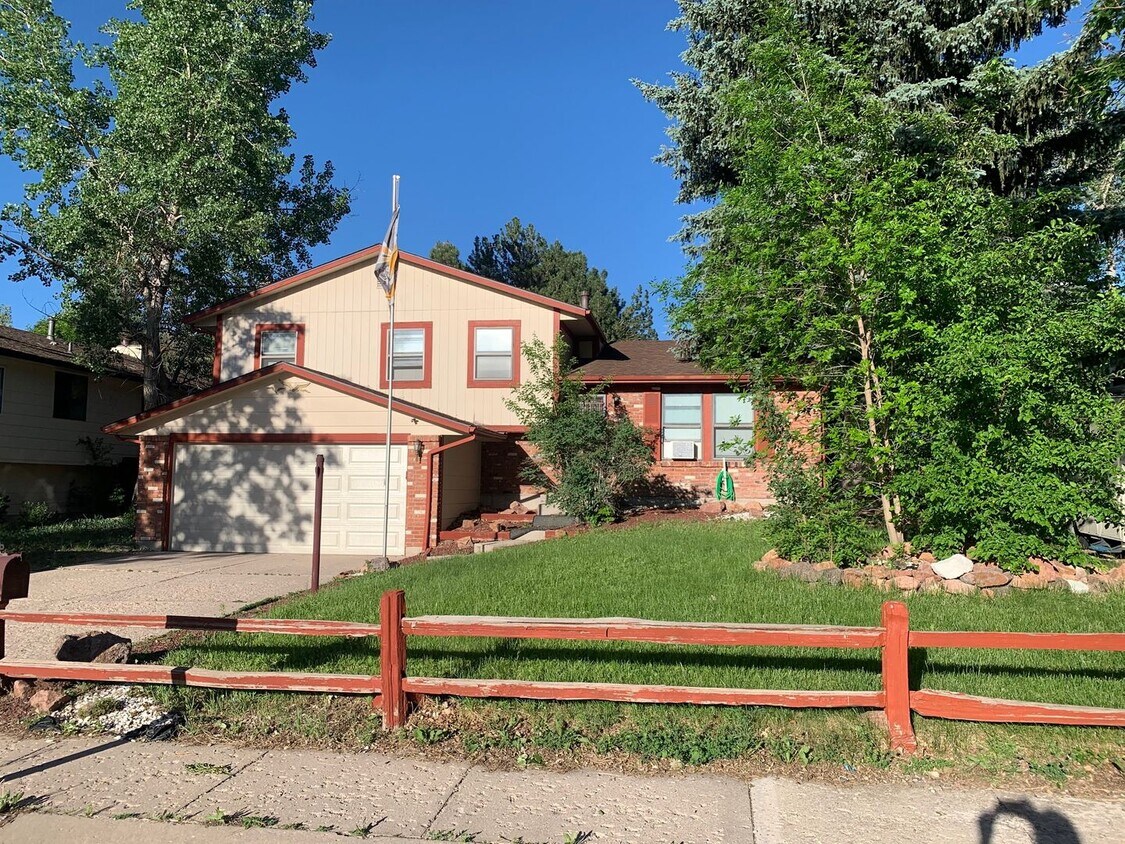 Primary Photo - 3 bedroom Home in a Convenient Location!