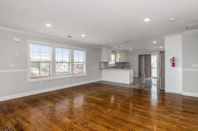 Building Photo - 708 Elm St