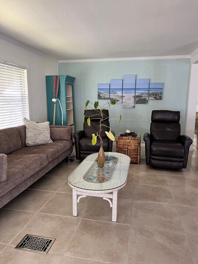 Building Photo - 618 N Silver Cir