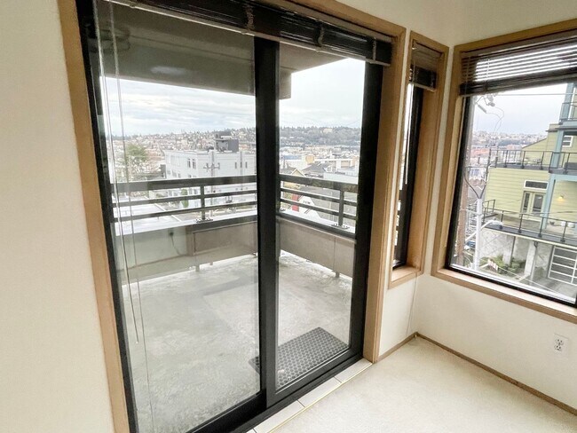 Foto del edificio - Queen Anne Condo with Exceptional Views and Two Parking Spots
