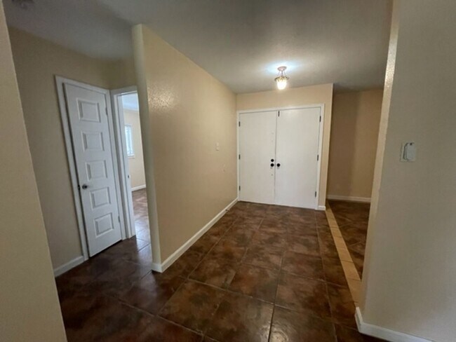 Building Photo - Nice One Story 3 bedroom 2 bath