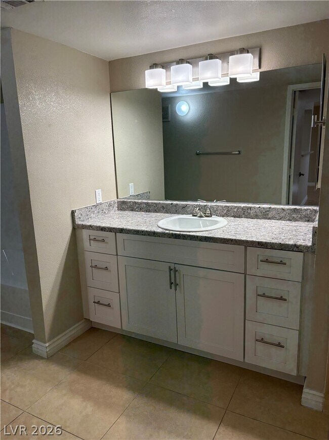 Foto del edificio - 555 E Silverado Ranch Blvd