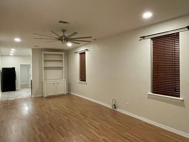 Front room - 6442 Vicksburg St