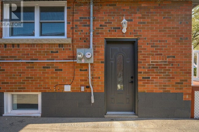 Building Photo - 144 E 44th St