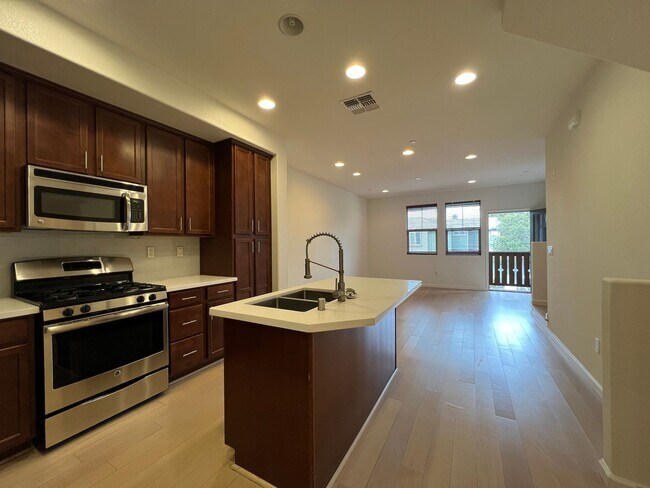 Photo - Immaculate Tri-level 3 Bedroom 3 Bath San ... Townhome