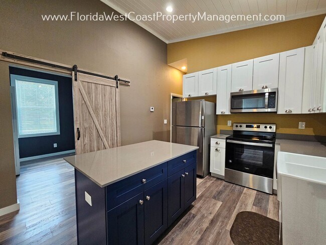 Foto del edificio - ADORABLE 2 BEDROOM/1 BATH COTTAGE! BRADENTON! ANNUAL LEASE!