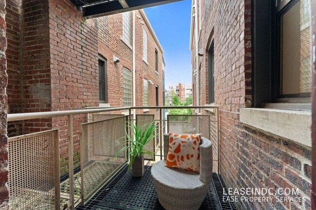 Building Photo - 1419 Clifton St NW
