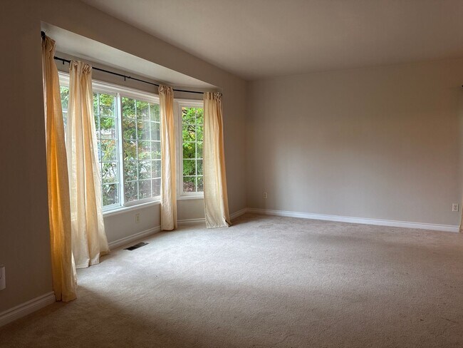 Building Photo - Beautiful Tri-level 4 beds, 2.5 baths plus den, within one mile from Cougar Ridge Elementary