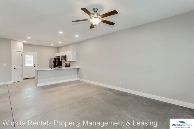 Building Photo - 3 br, 2 bath House - 110 E. Santa Fe. Cir.